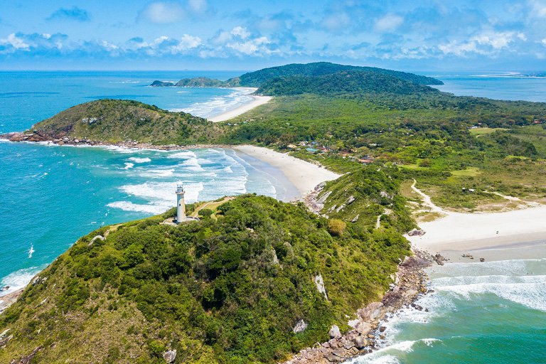 Ilha do Mel no Paraná, refúgio ecológico ideal para quem busca viagens baratas no Brasil.